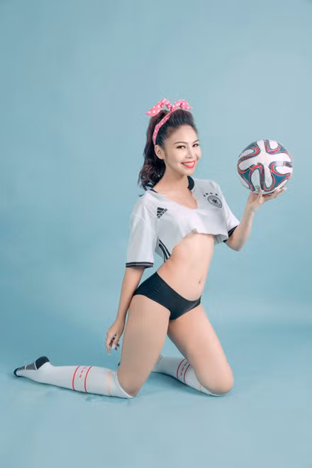 A hau Hoang Yen My khoe dang ngoc co vu doi tuyen Duc - Anh 4