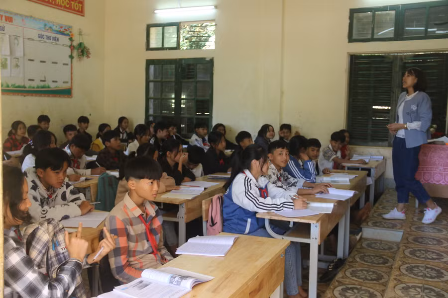 Một buổi học của cô trò trường TH - THCS xã Mường Lầm.