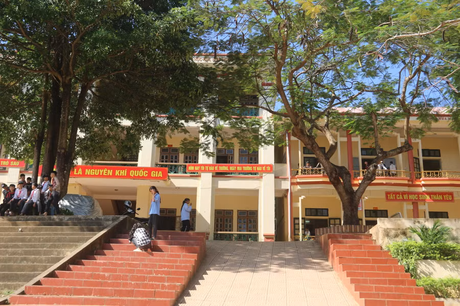 Trường học TH - THCS xã Mường Lầm được xây dựng khang trang, tạo điều kiện cho các thầy và trò yên tâm dạy - học.