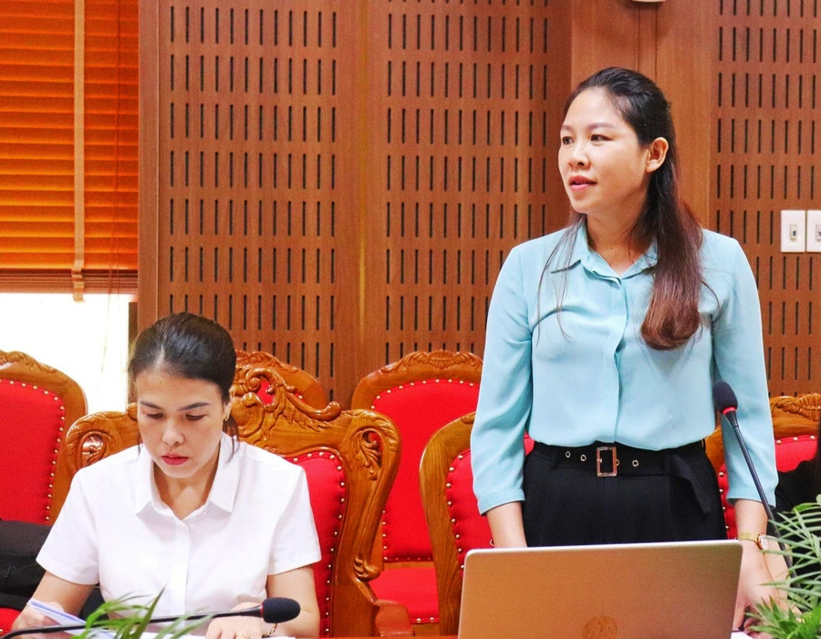 Bà Lường Thị Vinh, Phó trưởng phòng GD&amp;ĐT huyện Sông Mã phát biểu tại hội nghị.