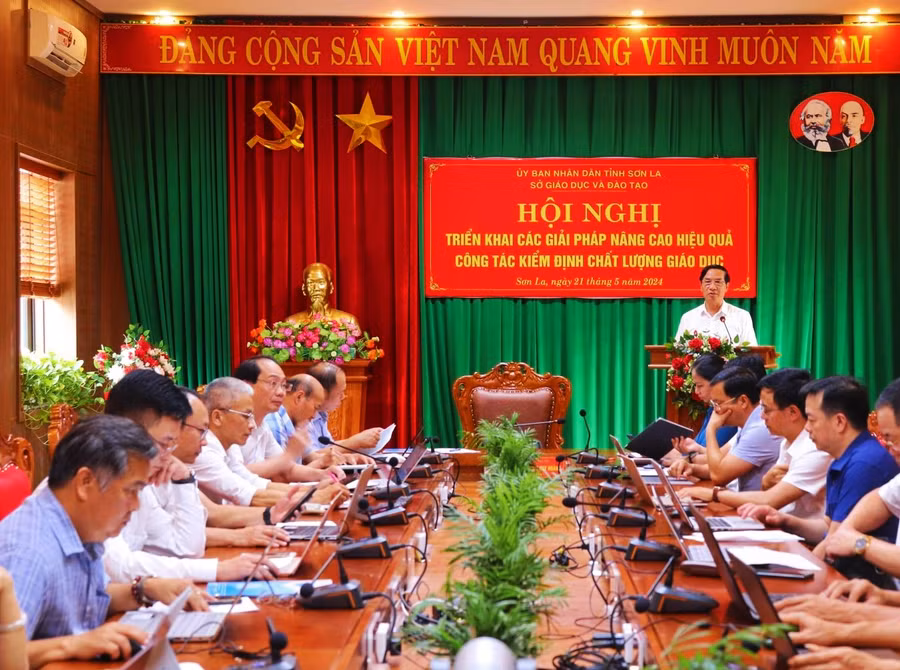 Toàn cảnh hội nghị triển khai hội nghị nâng cao chất lượng giáo dục.