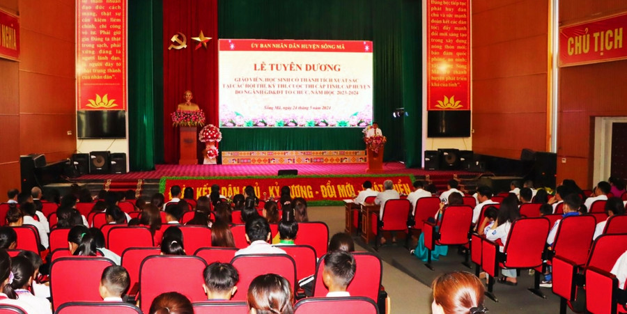 Toàn cảnh lễ tuyên dương. Toàn cảnh lễ tuyên dương.