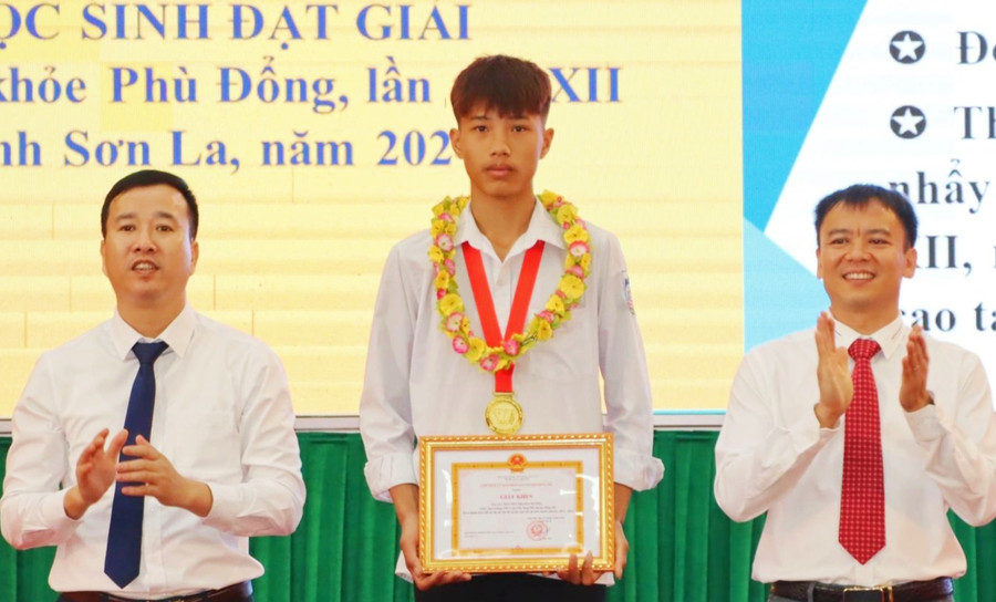 Lãnh đạo huyện Sông Mã tặng giấy khen cho học sinh có thành tích xuất sắc năm học 2023 - 2024. Lãnh đạo huyện Sông Mã tặng giấy khen cho học sinh có thành tích xuất sắc năm học 2023 - 2024.