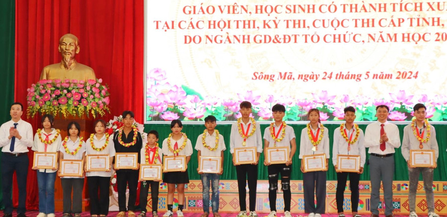 Trao giấy khen cho học sinh có thành tích xuất sắc trong học tập. Trao giấy khen cho học sinh có thành tích xuất sắc trong học tập.