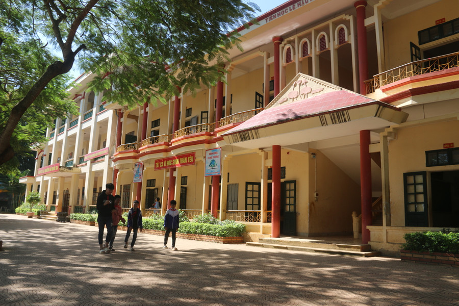 Khuôn viên trường học thoáng mát, sạch sẽ giúp các em yên tâm học tập. Khuôn viên trường học thoáng mát, sạch sẽ giúp các em yên tâm học tập.