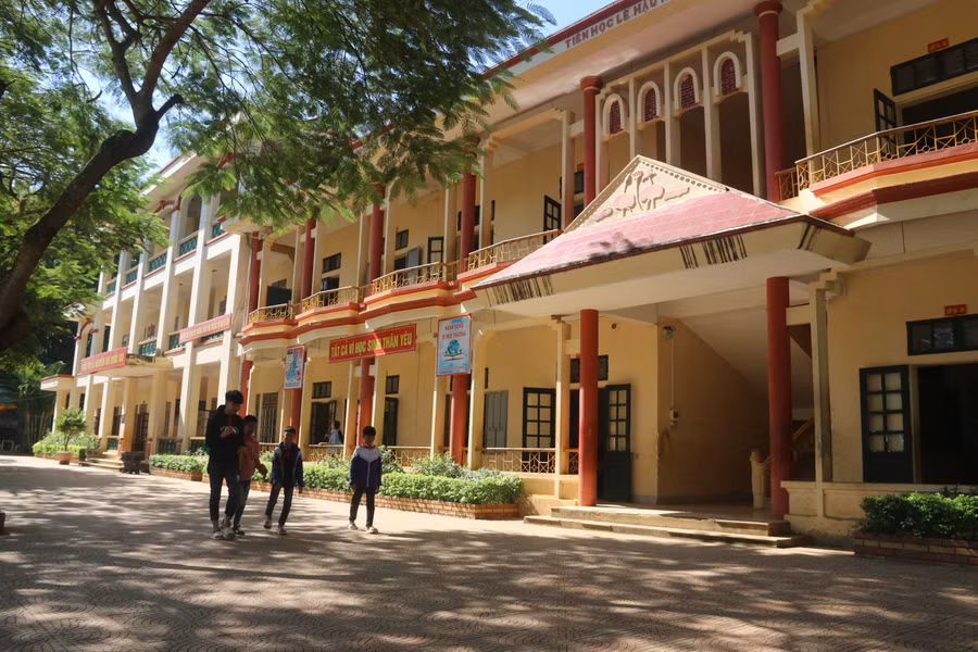 Khuôn viên trường học thoáng mát, sạch sẽ giúp các em yên tâm học tập.