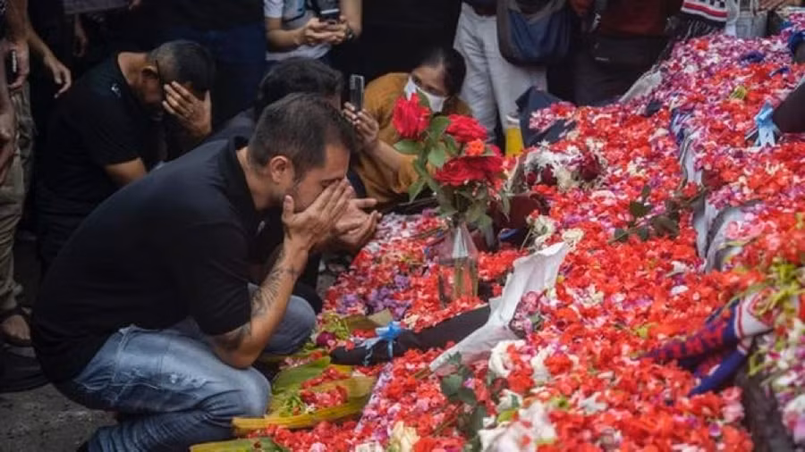 Người dân Indonesia đặt hoa tưởng niệm 125 người thiệt mạng trong thảm kịch trên sân Kanjuruhan tối 1/10.