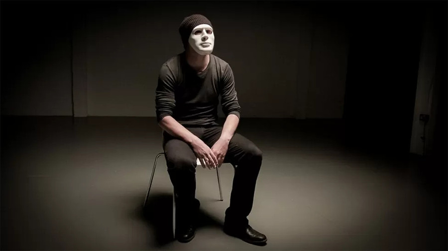 Uche Tobias bị Rìu Đen truy lùng vì hack tài liệu mật của băng đảng. Uche Tobias bị Rìu Đen truy lùng vì hack tài liệu mật của băng đảng.