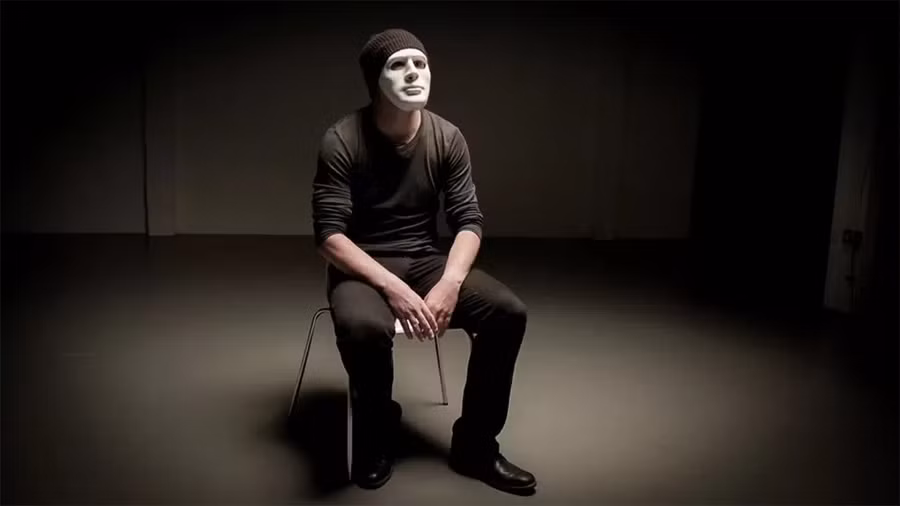 Uche Tobias bị Rìu Đen truy lùng vì hack tài liệu mật của băng đảng.