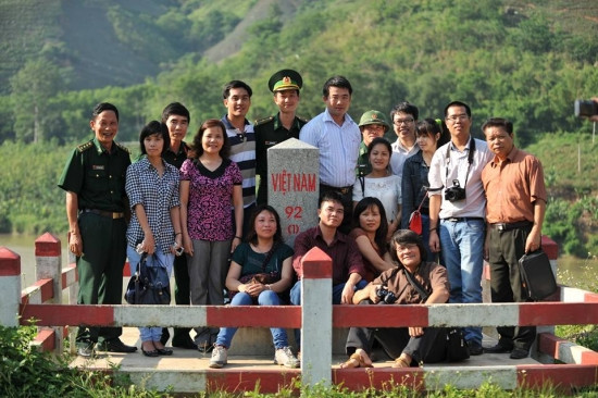 Nhà văn Tống Ngọc Hân (người ngồi đầu tiên từ bên trái sang) cùng các nhà văn và cán bộ, chiến sĩ bộ đội biên phòng Lào Cai. Ảnh: NVCC