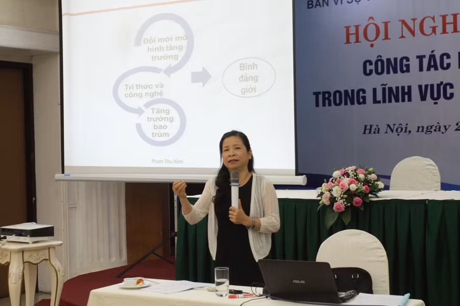 Chuyên gia trình bày báo cáo tại hội nghị