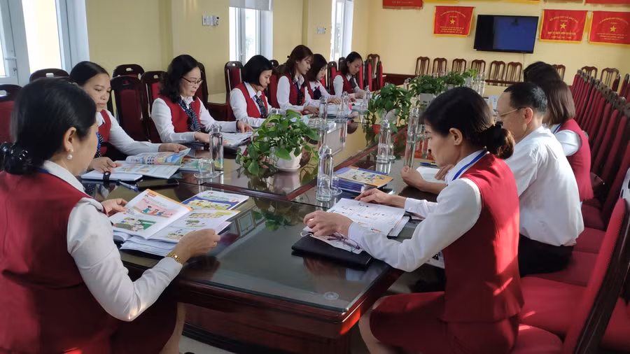 Giáo viên Trường Tiểu học Bích Sơn, huyện Việt Yên (Bắc Giang) chọn SGK lớp 1.
