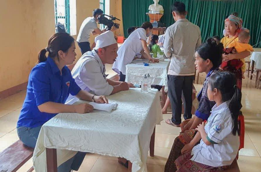 Bác sĩ Trung tâm Y tế huyện Nậm Pồ thăm khám cho người dân bản Pá Kha, xã Nà Bủng trong 'Ngày cuối tuần tình nguyện'. Bác sĩ Trung tâm Y tế huyện Nậm Pồ thăm khám cho người dân bản Pá Kha, xã Nà Bủng trong 'Ngày cuối tuần tình nguyện'.