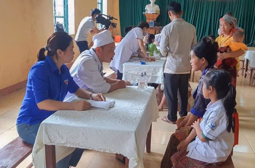 Bác sĩ Trung tâm Y tế huyện Nậm Pồ thăm khám cho người dân bản Pá Kha, xã Nà Bủng trong 'Ngày cuối tuần tình nguyện'.