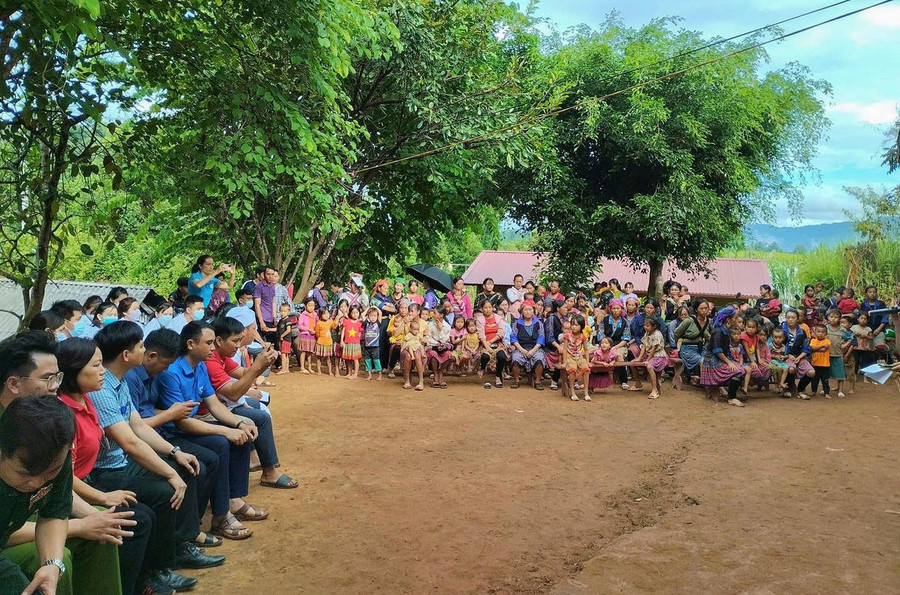 Bà con bản Pá Kha, xã Nà Bủng trong buổi thăm khám sức khỏe do Trung tâm Y tế và các đoàn thể huyện Nậm Pồ tổ chức Bà con bản Pá Kha, xã Nà Bủng trong buổi thăm khám sức khỏe do Trung tâm Y tế và các đoàn thể huyện Nậm Pồ tổ chức