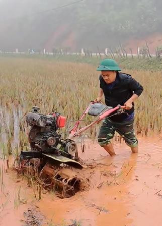 Thiếu tá Tô Hiến Quyên, Phó Bí thư Đảng ủy xã Phìn Hồ trong 'Ngày cuối tuần tình nguyện' tại bản Đề Pua. Thiếu tá Tô Hiến Quyên, Phó Bí thư Đảng ủy xã Phìn Hồ trong 'Ngày cuối tuần tình nguyện' tại bản Đề Pua.