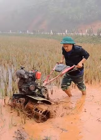 Thiếu tá Tô Hiến Quyên, Phó Bí thư Đảng ủy xã Phìn Hồ trong 'Ngày cuối tuần tình nguyện' tại bản Đề Pua.