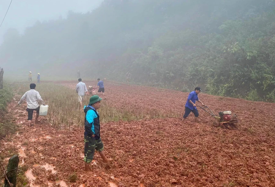 Cán bộ xã Phìn Hồ chuẩn bị máy móc xuống đồng cùng bà con bản Đề Pua.