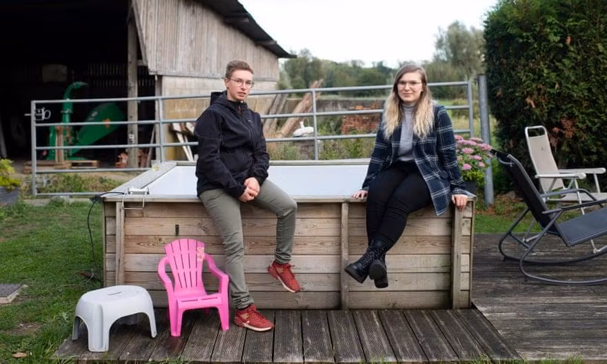 Gwendonline (phải) và bạn thuê nhà trong một trang trại ở ngoại ô Lille.