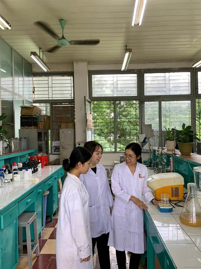 TS Vũ Thị Tần và cộng sự nghiên cứu thành công viên rửa bát. TS Vũ Thị Tần và cộng sự nghiên cứu thành công viên rửa bát.
