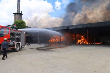 Lua chay nghi ngut trong nha may xu ly rac thai, 2 nguoi bi thuong - Anh 2