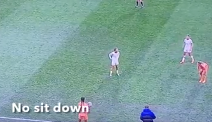 HLV Andries Jonker (áo xanh) chỉ đạo Danielle van de Donk (áo cam phải) ngồi xuống sân giả chấn thương nhằm mục đích câu giờ, bảo toàn chiến thắng. HLV Andries Jonker (áo xanh) chỉ đạo Danielle van de Donk (áo cam phải) ngồi xuống sân giả chấn thương nhằm mục đích câu giờ, bảo toàn chiến thắng.