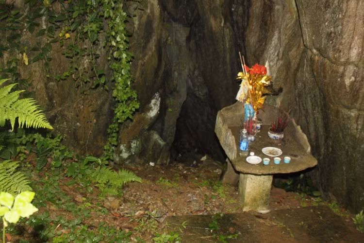 Các cửa hang núi Võ đã bị lấp kín.