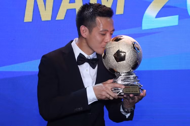 Tiền đạo Nguyễn Văn Quyết nhận danh hiệu Quả bóng Vàng Việt Nam 2020.