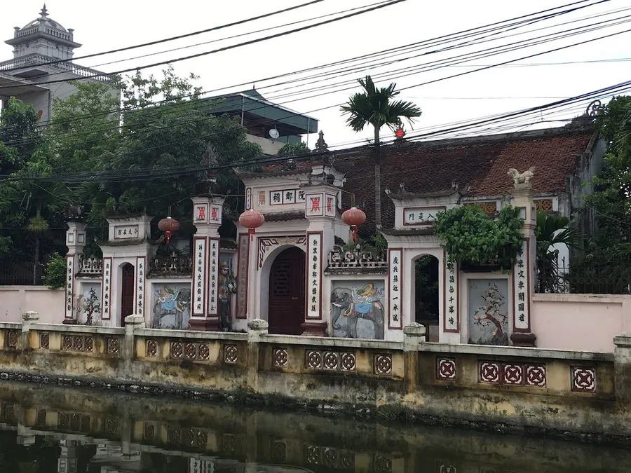 Đền thờ anh hùng dân tộc Nguyễn Trãi tại xã Nhị Khê.