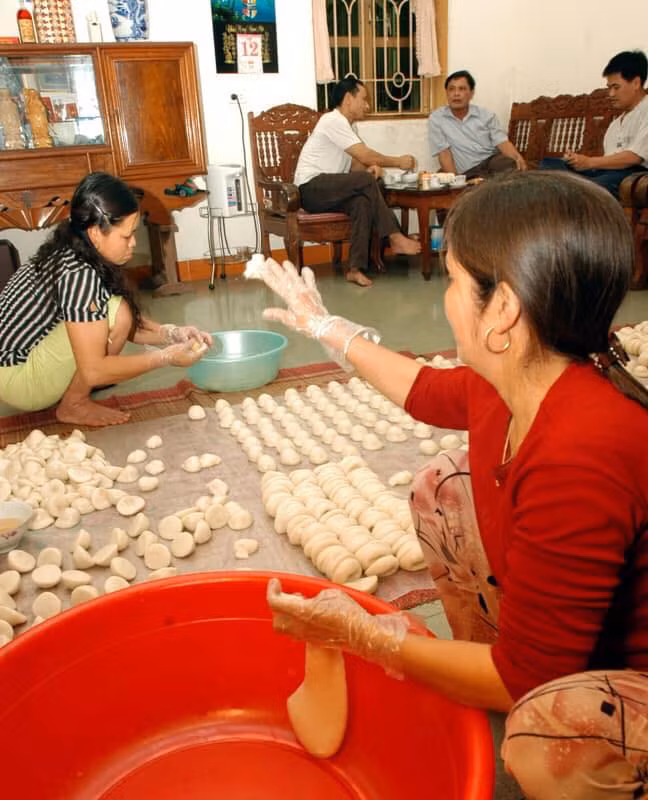 Bột bánh được bóp nặn vo tròn để chia làm vỏ bánh.