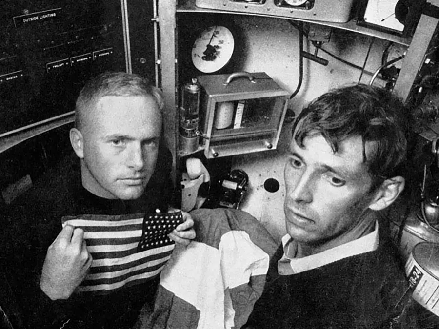 Don Walsh (trái) và Jacques Piccard, hai người đầu tiên chạm đến độ sâu nhất của đại dương.