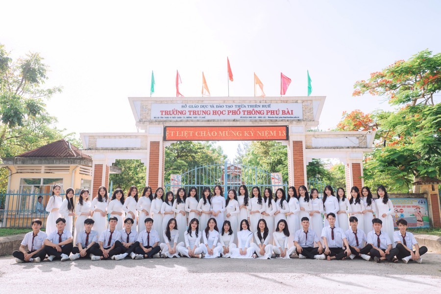 Lớp 12B2 của Nhật Hoàng theo học. Lớp 12B2 của Nhật Hoàng theo học.