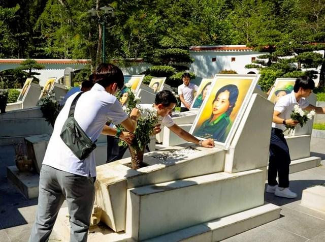 Mỗi bức chân dung được đặt lên mộ của từng nữ liệt sĩ. Sau đó được đưa vào phòng trưng bày ở khu di tích.