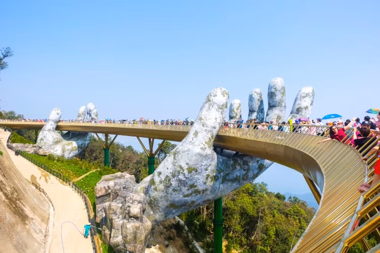 Cầu Vàng ở Khu du lịch Sun World Bà Nà Hills.
