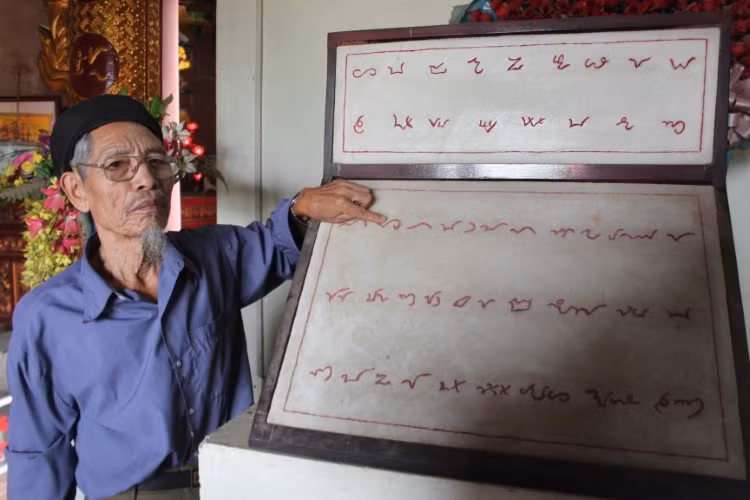 Những nét chữ đầu tiên thời Hùng Vương.