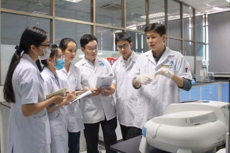 TS Nguyễn Hoàng Chinh hướng dẫn SV làm NCKH. Ảnh: NVCC