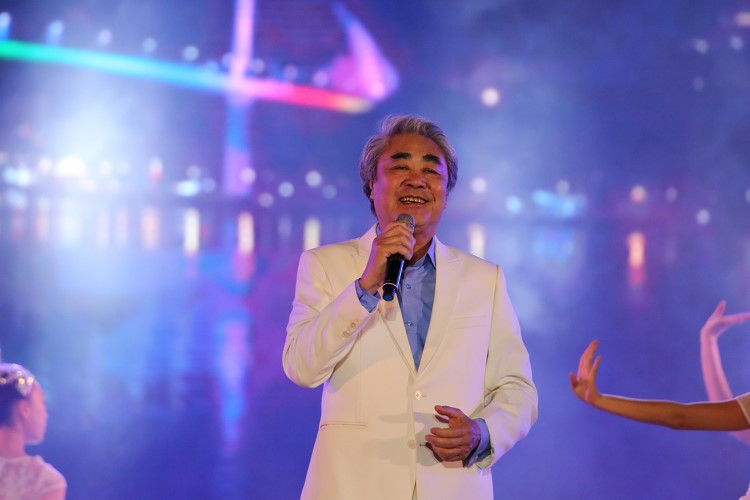 NSND Quang Thọ biểu diễn trên sân khấu Live Show kỉ niệm 50 năm với tên gọi “Hãy đến với anh”. NSND Quang Thọ biểu diễn trên sân khấu Live Show kỉ niệm 50 năm với tên gọi “Hãy đến với anh”.