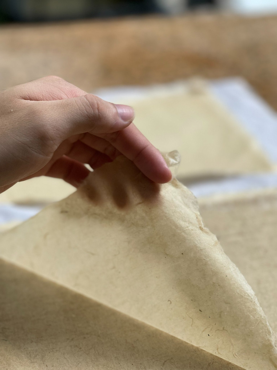 Mỗi tờ giấy dó mỏng manh nhưng mất rất nhiều thời gian, công sức và kỹ năng của người thợ. Mỗi tờ giấy dó mỏng manh nhưng mất rất nhiều thời gian, công sức và kỹ năng của người thợ.