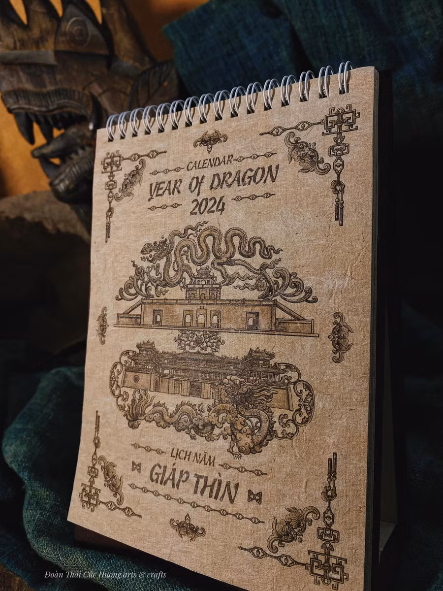 Bộ lịch Giáp Thìn do Cúc Hương sáng tạo bằng chất liệu giấy dó.