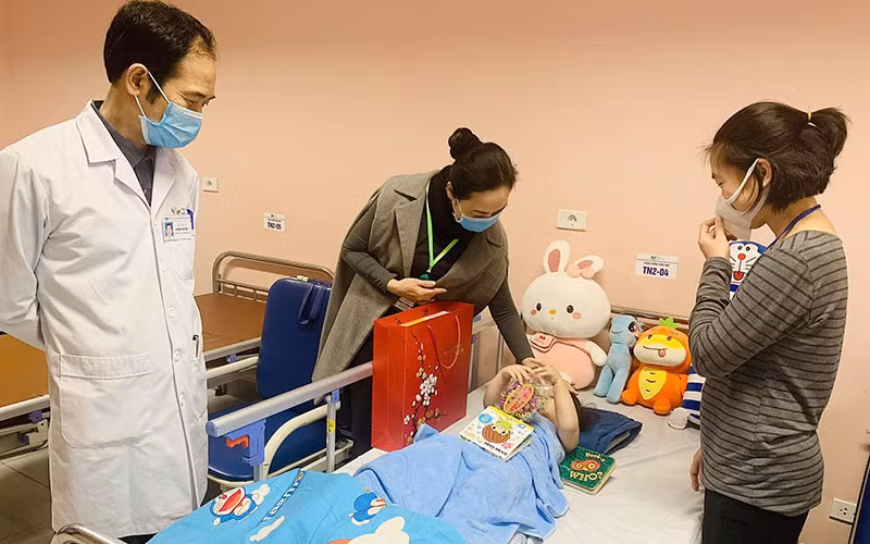 Chiều 4/3, ThS Dương Thị Minh Thu – Trưởng phòng Công tác xã hội đã thay mặt lãnh đạo Bệnh viện Nhi Trung ương tới thăm hỏi, động viên và tặng quà cho em bé cùng gia đình. Ảnh: BVCC.