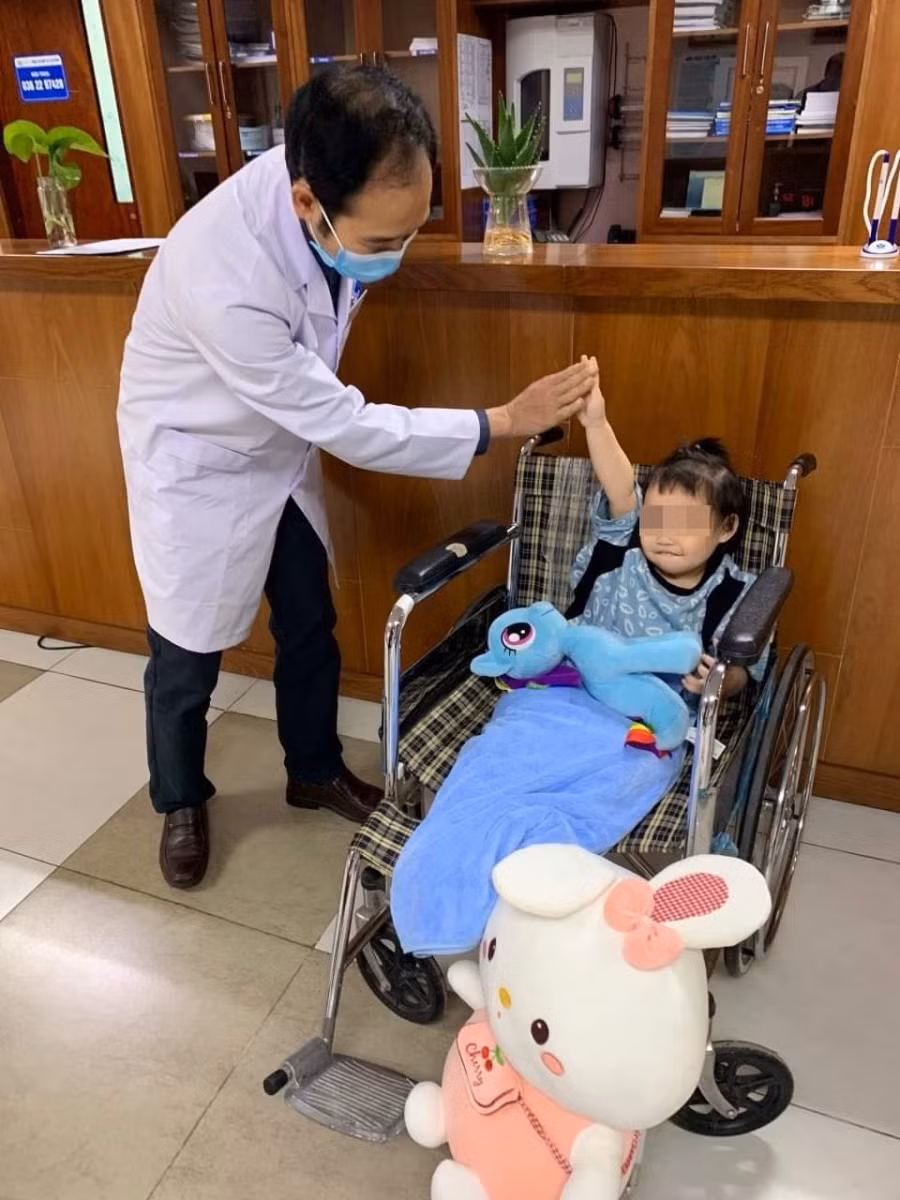 TS Hoàng Hải Đức, Trưởng khoa Chỉnh hình Nhi, Bệnh viện Nhi Trung ương, cho biết, sức khoẻ bệnh nhi ổn định, khớp háng của bé đã được nắn chỉnh và bất động vững chắc; không sưng, đau, không biến dạng. Kết quả chụp X-quang, khớp háng bên phải đã trở lại vị trí bình thường. Ảnh: BVCC.