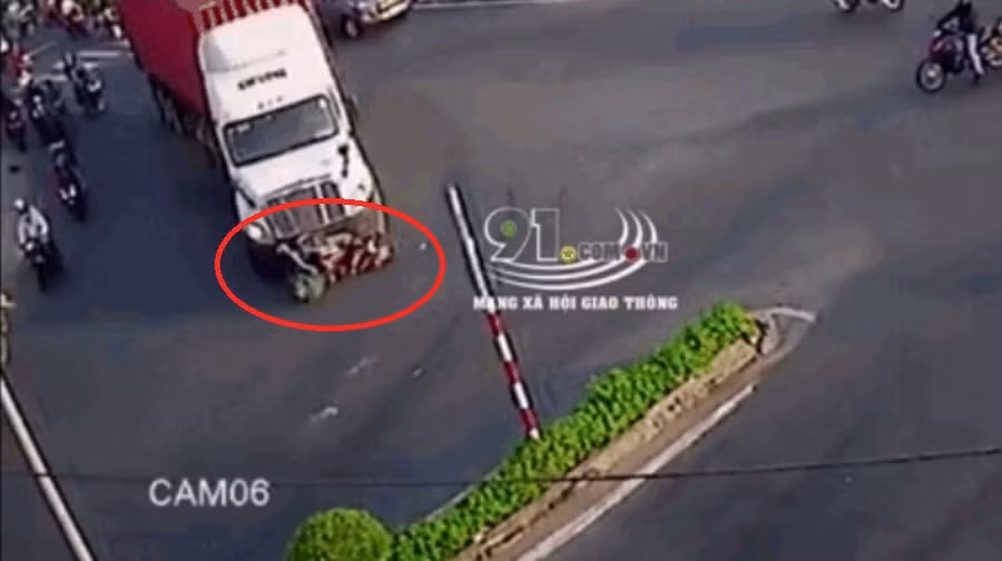 Video: Khoảnh khắc container vào cua, va chạm, kéo lê 2 phụ nữ hàng chục mét 