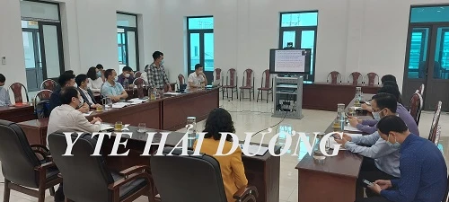 Đại diện CDC trình bày dự thảo và tập huấn công tác tiêm chủng vắc xin Covid-19. Ảnh: Sở Y tế Hải Dương.