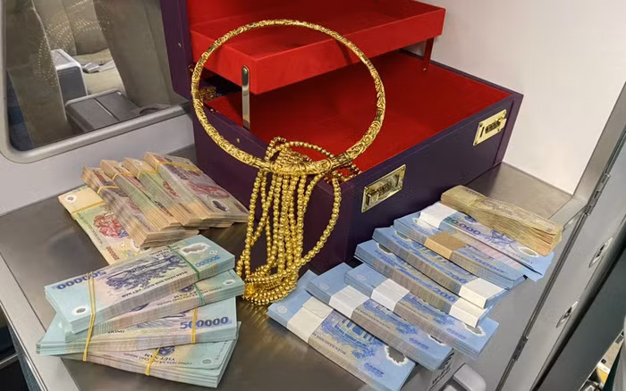 Toàn bộ số tiền 315 triệu đồng và 2 vòng vàng 9999 được trao trả lại cho nữ hành khách. Ảnh: VNA.