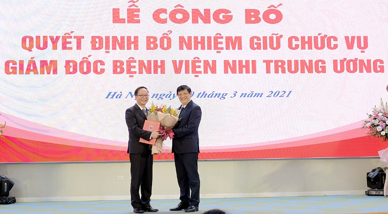 GS.TS.Nguyễn Thanh Long, Ủy viên BCH Trung ương Đảng, Bộ trưởng Bộ Y tế trao Quyết định và chúc mừng PGS.TS.Trần Minh Điển giữ chức vụ Giám đốc Bệnh viện Nhi Trung ương. Nguồn: Bộ Y tế. GS.TS.Nguyễn Thanh Long, Ủy viên BCH Trung ương Đảng, Bộ trưởng Bộ Y tế trao Quyết định và chúc mừng PGS.TS.Trần Minh Điển giữ chức vụ Giám đốc Bệnh viện Nhi Trung ương. Nguồn: Bộ Y tế.