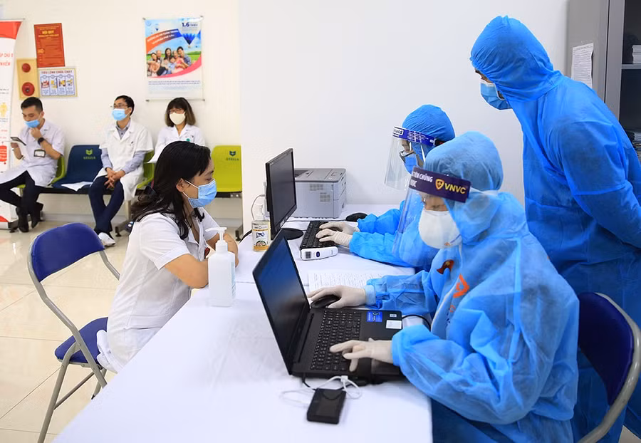 Đây là những người trực tiếp tiếp nhận, chăm sóc, điều trị bệnh nhân COVID-19 hoặc có tiếp xúc với các nguồn nguy cơ lây nhiễm COVID-19.