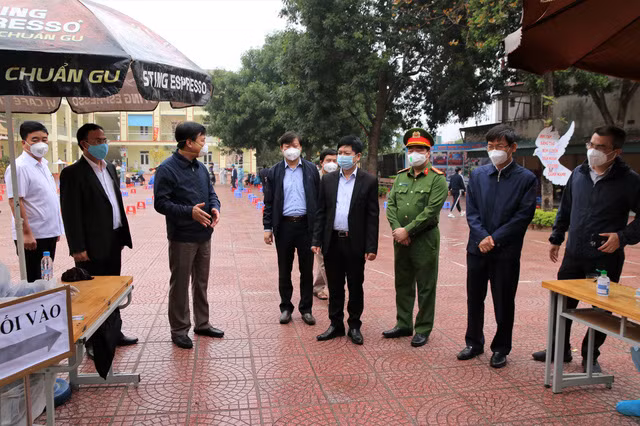 Trước đó, ngày 21/2, UBND TP.Chí Linh (Hải Dương) có văn bản gửi Sở Công thương Hà Nội đề nghị hỗ trợ tiêu thụ khoảng 650.000 con gà đồi Chí Linh đến kỳ xuất bán, tương đương khoảng 1.625 tấn, do bị dồn ứ, ách tắc bởi dịch Covid-19. Thành phố Chí Linh hiện có hơn 600 hộ chăn nuôi gà theo tiêu chuẩn VietGap ở các xã Bắc An, Bến Tắm, Lê Lợi, Hoàng Tiến, Hoàng Hoa Thám... Tổng số đàn gà đến kỳ xuất bán khoảng trên 700 nghìn con, nhưng gặp nhiều khó khăn do ảnh hưởng của COVID-19. Ảnh: Giadinh