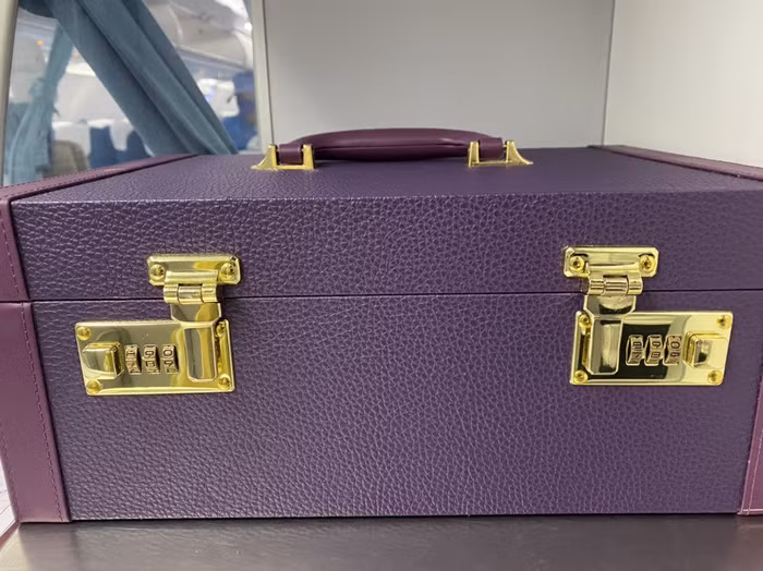 Kiện hành lý xách tay của khách để quên trên máy bay. Ảnh: VNA.