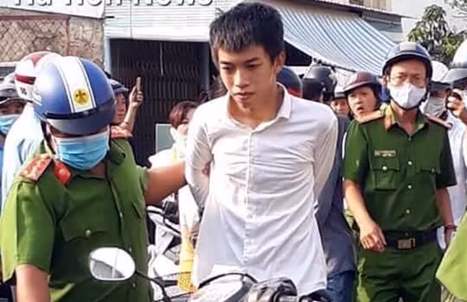 Hào bị công an bắt giữ. Ảnh: Nguyễn Vũ.