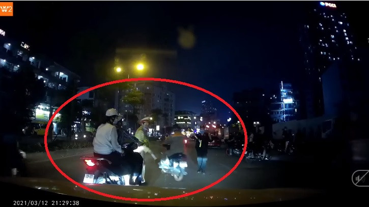 Video: Thanh niên né chốt cảnh sát giao thông suýt làm ngã bạn gái